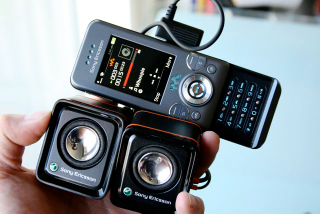 Illustration for article titled Sony Ericsson's Swag Box Arrives at Giz HQ
